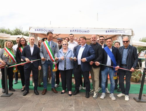 Inaugurato “Olivum Bardolino”  Pienone di visitatori agli stand e alle degustazioni sul lungolago di Bardolino.  La prima festa dell’olio extravergine prosegue fino alla sera di domenica 4 maggio.