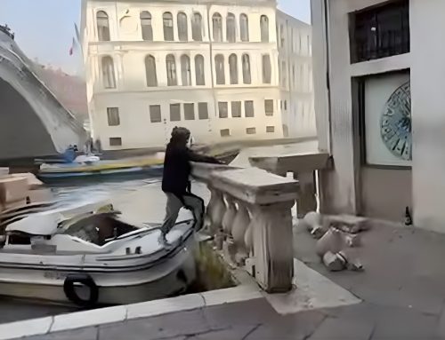 Venezia, ruba un barcone e si schianta contro la balaustra del Ponte di Rialto: danni alla storica struttura